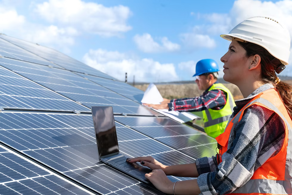 Photovoltaik-Planungsdokumente und Solarmodule für Mehrfamilienhaus-Installation
